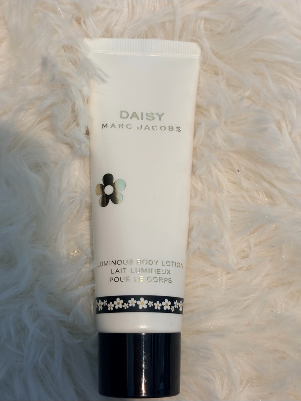 Marc Jacobs Daisy Luminous Body Lotion - White & Black Accent